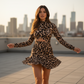 🥳2026 HOT SALG🥳💞50 000+ SOLGT!👵💃 50% RABATT! Leopardprint med rynket minikjole – Myk stretch, flatterende rynking som sitter på magen. Elegant trykk, leken lengde. Perfekt til middager eller fester. 🐆✨