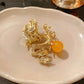 Nydelig Sparkling Golden Dragon Brosje